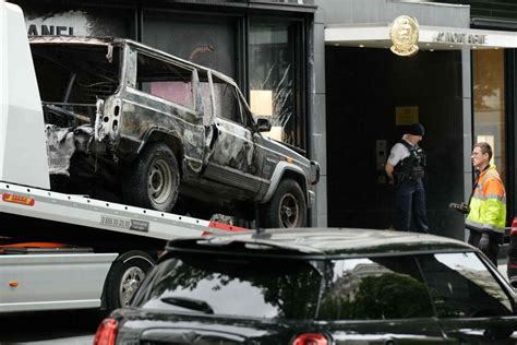 Rapina alla boutique Chanel di Avenue Montaigne a Parigi.